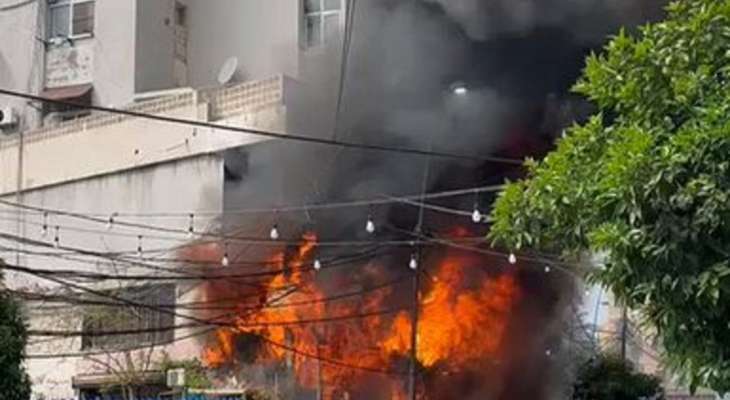إخماد حريق شب في عدد من المحلات في شارع ناتاشا سعد في صيدا