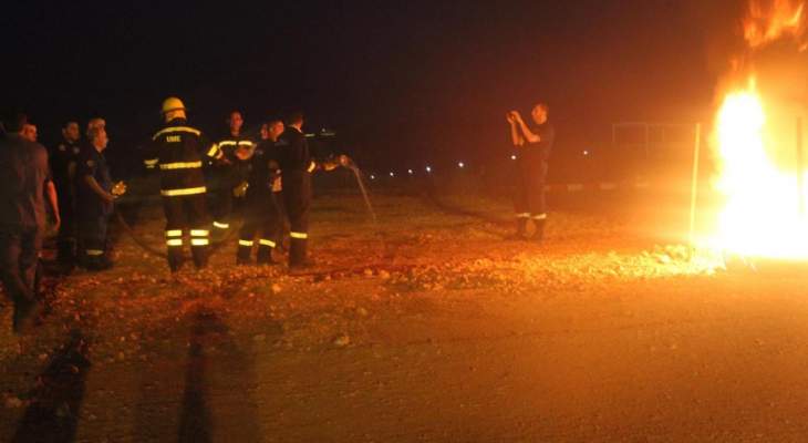 الدفاع المدني: إخماد حريق شب في زورق في مرفأ الجية