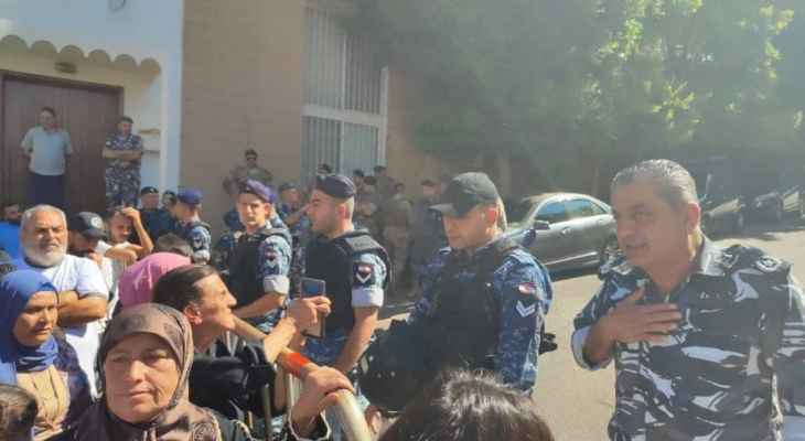 اعتصام لأهالي الموقوفين في اليونان أمام السفارة اليونانية في بيروت
