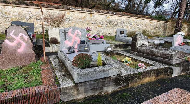 صحيفة &quot;لوفيغارو&quot; الفرنسية: مجهولون دنسوا 67 قبرا برسومات لصلبان معقوفة بمقبرة بلدية فونتانبلو