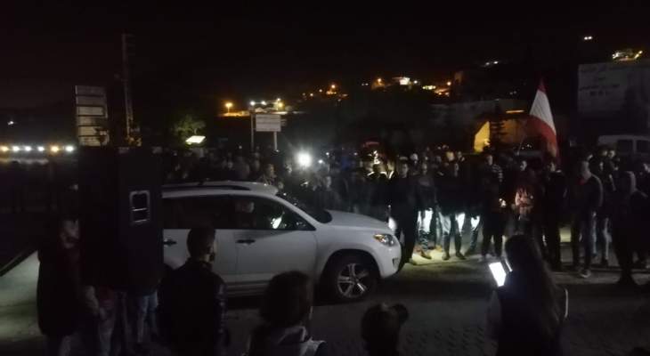 النشرة: محتجون يتجمعون أمام منزل الفرزلي في جب جنين 