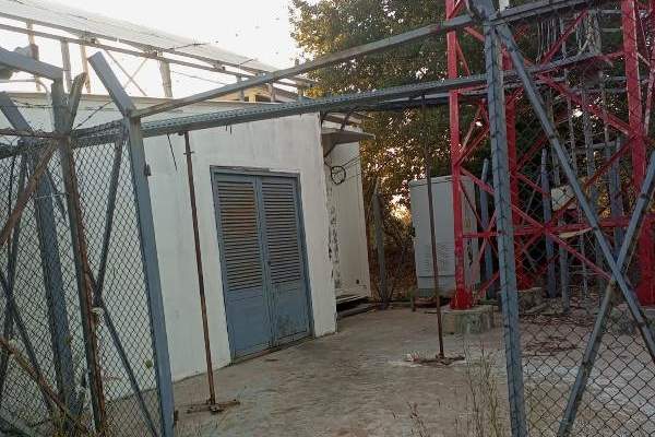 مجهولون سرقوا الباب الرئيسي لمحطة شركتي الاتصالات في عكار
