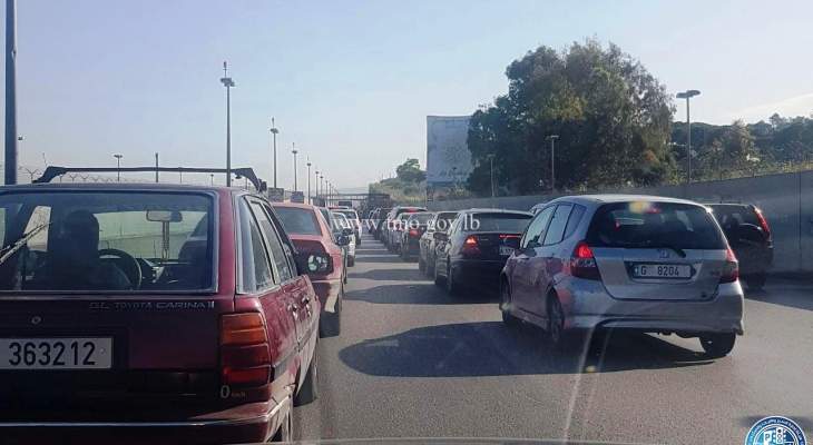 حركة المرور كثيفة من جسر خلدة باتجاه بيروت بسبب تعطل سيارة قبل نفق المطار الأول