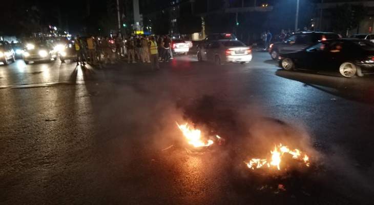 إحراق إطارات وسط تقاطع إيليا في صيدا احتجاجا على تردي الاوضاع الاقتصادية 