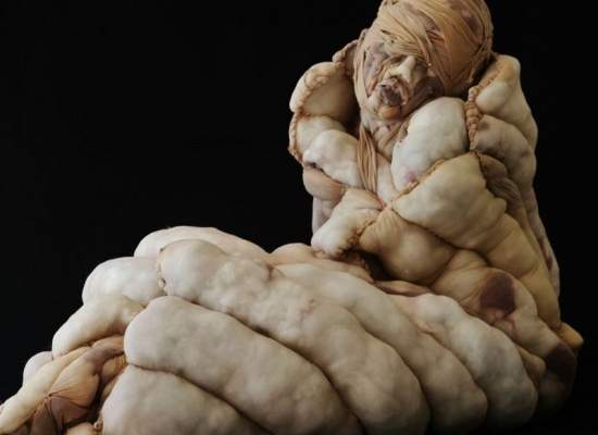فنانة ألمانية تخلق تماثيل واقعية من الجوارب النايلون