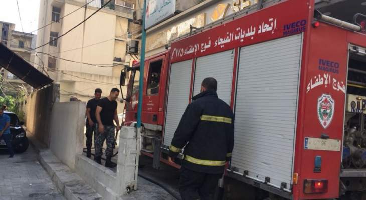 الدفاع المدني يخمد حريقاً شب داخل متجر لبيع الادوات الكهربائية في صور
