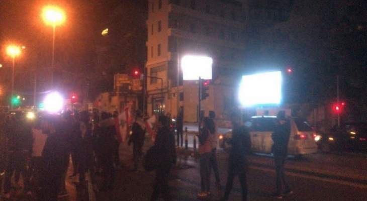 تجمع لعدد من المحتجين عند تقاطع الرينغ برج الغزال من دون قطع الطريق