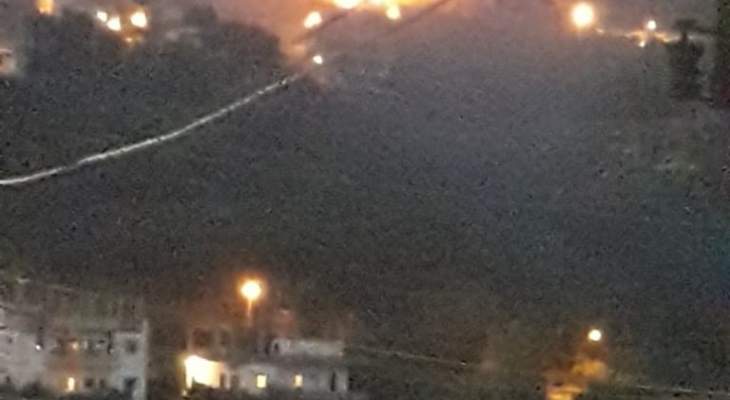  حريق في جبل النفيسة ومناشدة الدفاع المدني التدخل قبل امتداده الى المنازل