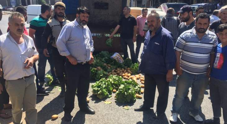 مزارعو بعلبك قطعوا الطريق الدولية في رياق احتجاجا على تهريب المنتوجات السورية