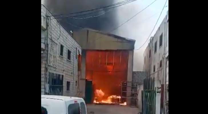 "النشرة": الدفاع المدني يعمل على إخماد حريق كبير في أحد المستودعات في المرج