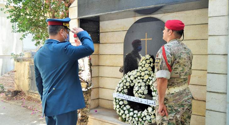 وضع أكاليل من الزهر على أضرحة قادة الجيش السابقين المتوفين بمناسبة عيد الجيش