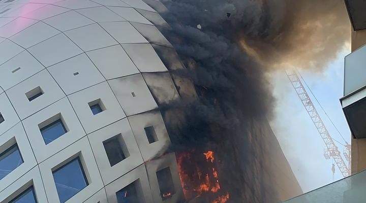 السيطرة على حريق شب صباحا في مبنى تجاري قيد الانشاء وسط بيروت ولا اصابات