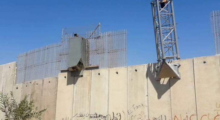 النشرة: ورشة إسرائيلية ركّبت برج مراقبة على ظهر جدار إسمنتي محيط بمستعمرة المطلة