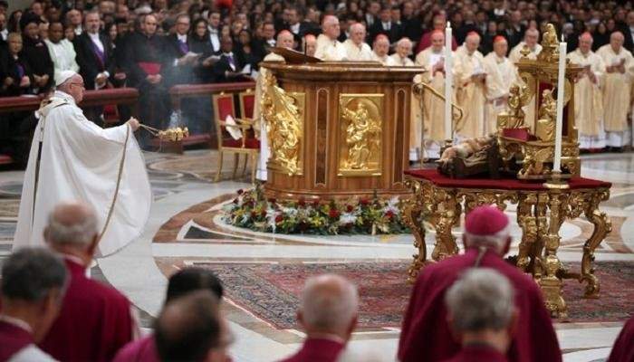 بدء قداس الميلاد في بازيليك القديس بطرس بالفاتيكان برئاسة البابا فرنسيس 