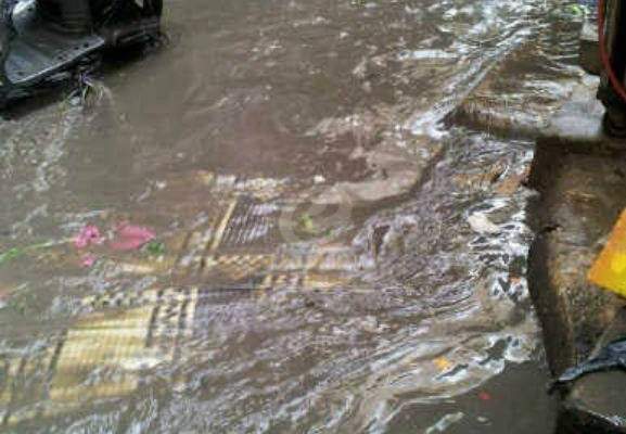 النشرة: اسواق طرابلس غرقت بعد هطول امطار غزيرة 
