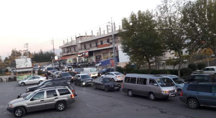 قطع طريق في سعدنايل احتجاجاً على اضراب محطات الوقود