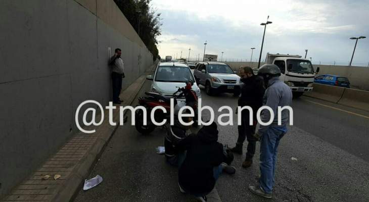 جريح نتيجة تصادم بين مركبة ودراجة نارية على أوتوستراد خلدة باتجاه بيروت في أنفاق المطار