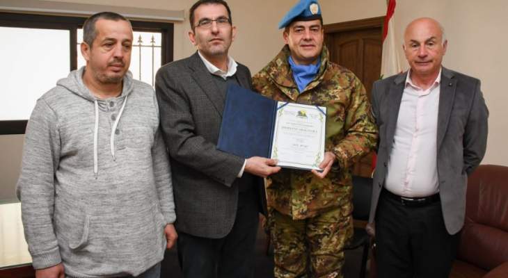  رئيس بلدية كفرا منح الجنرال آبانيارا شهادة المواطنة الفخرية 