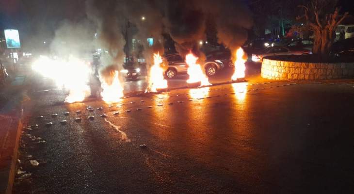 قطع الطريق في دميت بالشوف احتجاجا على الوضع المعيشي وارتفاع فاتورة المولدات الخاصة