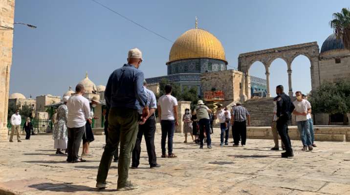 مستوطنون اقتحموا باحات المسجد الأقصى في القدس بحماية الشرطة الإسرائيلية