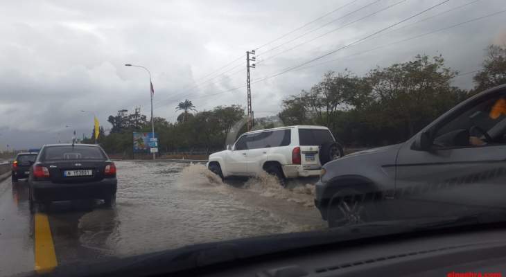 النشرة: تشكُل برك وبحيرات في الطرقات بالنبطية نتيجة الأمطار الغزيرة