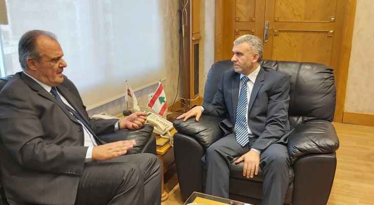 وزير العمل بحث ووزير الصناعة سبل تعزيز العمالة اللبنانية