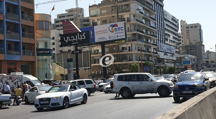 النشرة: شخص يقطع أوتوستراد بيروت - جل الديب عبر ركن سيارته بمنتصف الطريق