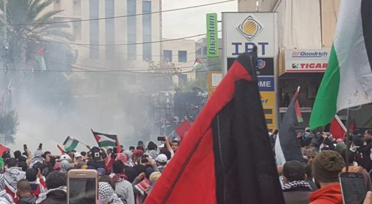 الميادين: المتظاهرون تمكنوا من اقتلاع مدخل السفارة الأميركية في عوكر