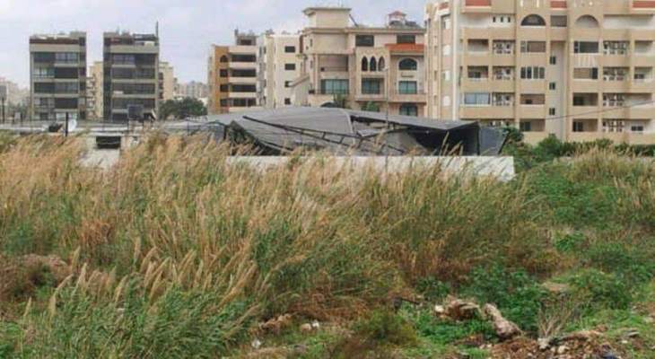 النشرة: انهيار سقف الملعب الاولمبي في منطقة الضم والفرز بسبب اشتداد الرياح 