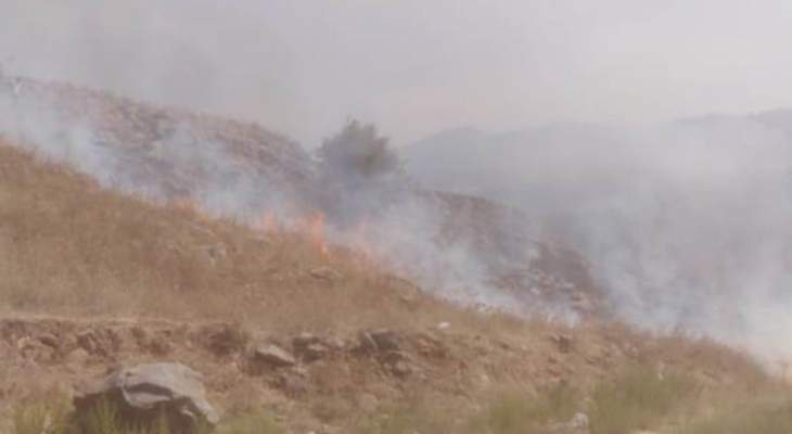 الدفاع المدني والأهالي يحاولون إخماد حريق في بلدة الماري بحاصبيا