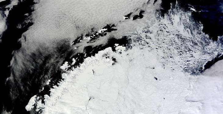 علماء يكتشفون حفرة عملاقة مغطاة بالجليد في القطب الشمالي 