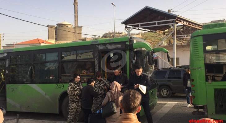 النشرة: دخول 14 حافلة من معبر المصنع لنقل النازحين السوريين