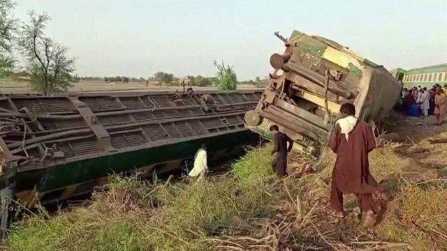ارتفاع حصيلة حادث القطار في باكستان الى 63 قتيلا