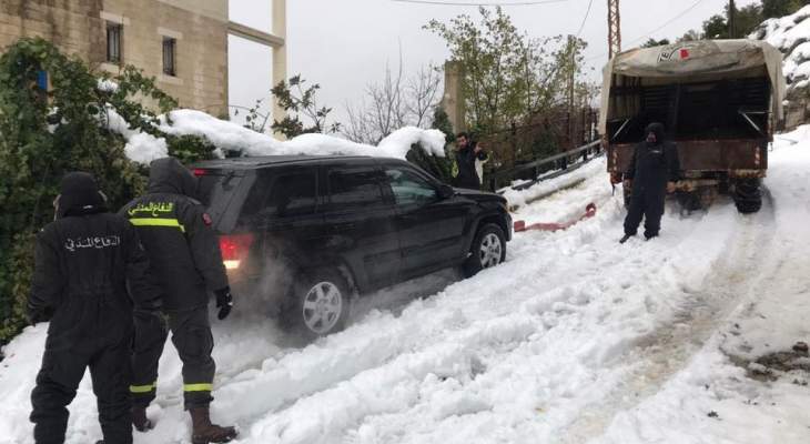 الدفاع المدني: إنقاذ مواطنين احتجزتهم الثلوج داخل سيارتين على طريق عام كفربعال
