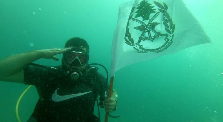 النشرة: نادي الغطس في صيدا رفع العلمين اللبناني وعلم الجيش تحت الماء