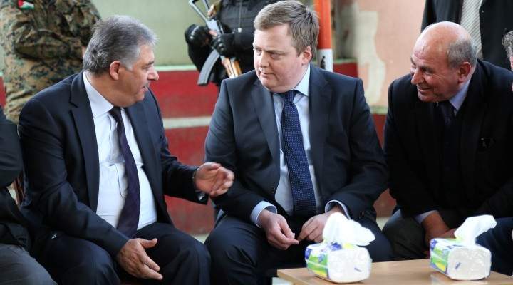 رئيس وزراء ايسلندا جال في مخيم شاتيلا برفقة سفير فلسطين