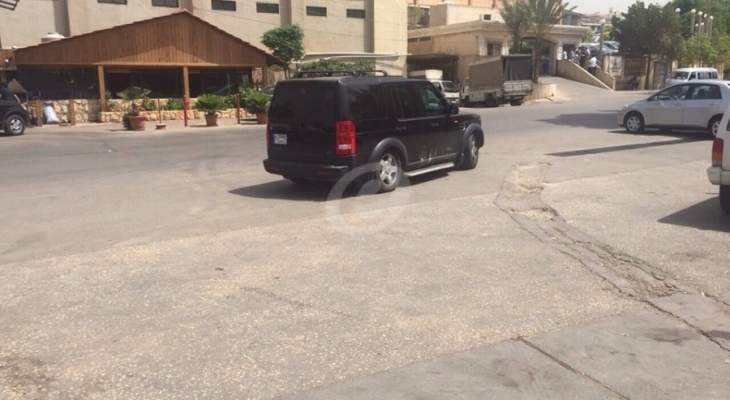 النشرة: الاشتباه بسيارة بالقرب من قصر طلال أرسلان في منطقة خلدة 