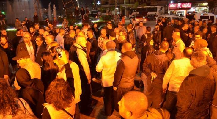 محتجون يتجمعون عند ساحة تقاطع ايليا في صيدا للمطالبة بتحقيق المطالب 