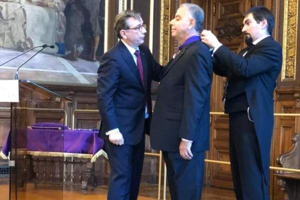 رئيس جكومة فرنسا يمنح السفير خليل كرم وسام السعفة الأكاديمية برتبة كومندور 