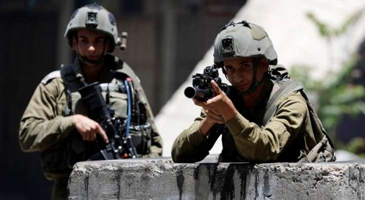 إذاعة الجيش الإسرائيلي: إطلاق النار على فلسطينيَين بعد محاولتهما طعن جنود عند حاجز عسكري قرب الخليل