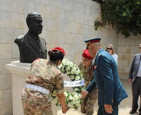 الجيش: وضع أكاليل من الزهر على أضرحة قادة الجيش السابقين المتوفين بمناسبة عيد الجيش