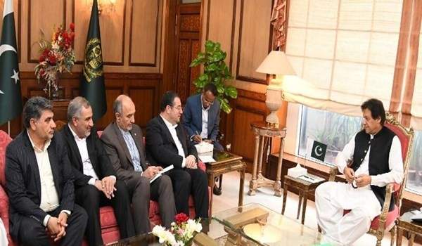 عمران خان أكد التزام باكستان بتعزيز علاقاتها الثنائية مع إيران 