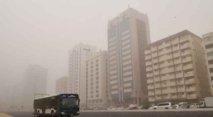 "أ ف ب": مناطق واسعة في الإمارات تعرضت لعاصفة ترابية جديدة