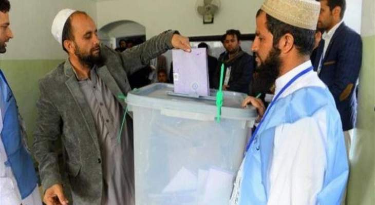 الأفغان يواصلون الادلاء بأصواتهم في الانتخابات الرئاسية تحت تهديد الاعتداءات