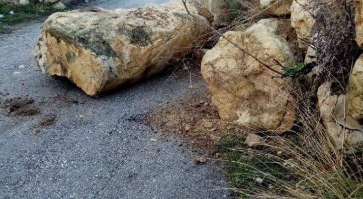 النشرة: إنهيار حائط صخري في السكسكية والبلدية تعمل على اعادة فتح الطريق
