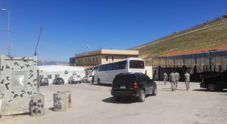 النشرة: الاستعداد عند نقطة المصنع لاستقبال الدفعة الثانية من اللبنانيين القادمين من سوريا