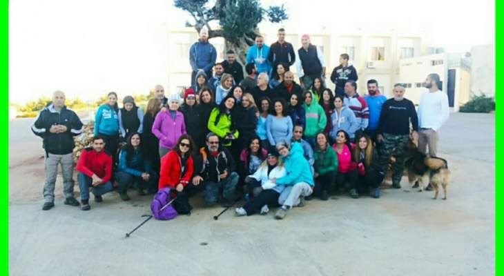 شبان وشابات لبنانيون مارسوا رياضة المشي في طبية عرمون وحتى عين درافيل