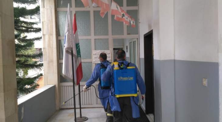 النشرة: عملية تعقيم للمكاتب والدوائر في سراي النبطية بعد اصابة المحافظ