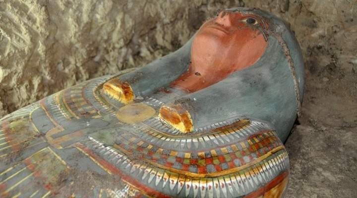 باحثون مصريون اكتشفوا ثمانية مومياءات داخل مقبرة فرعونية 
