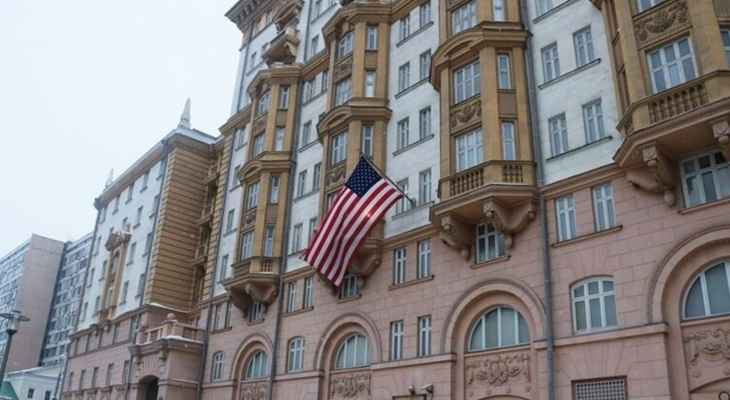 السفارة الأميركية في موسكو تنصح رعاياها بالتفكير في مغادرة البلاد